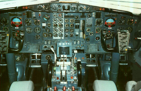 flightdeck737100.jpg