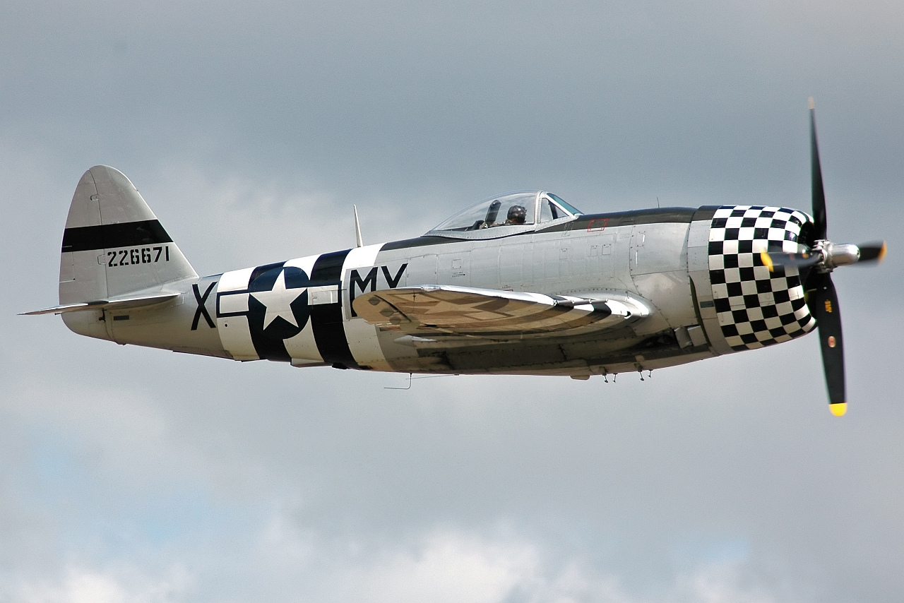 P-47D-40_Thunderbolt_44-95471_side.jpg