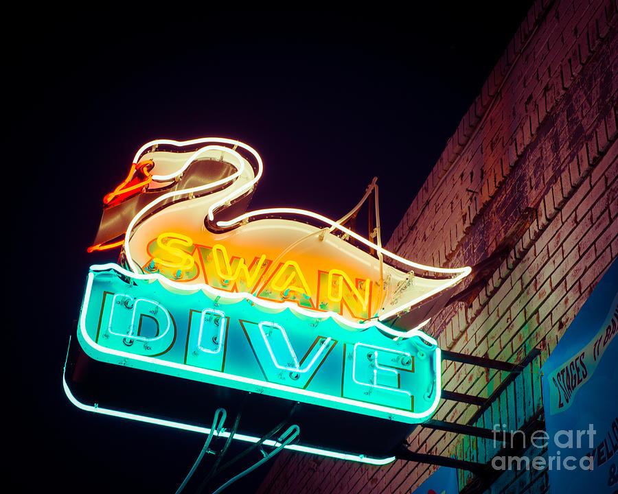 swan-dive-bar-sonja-quintero.jpg