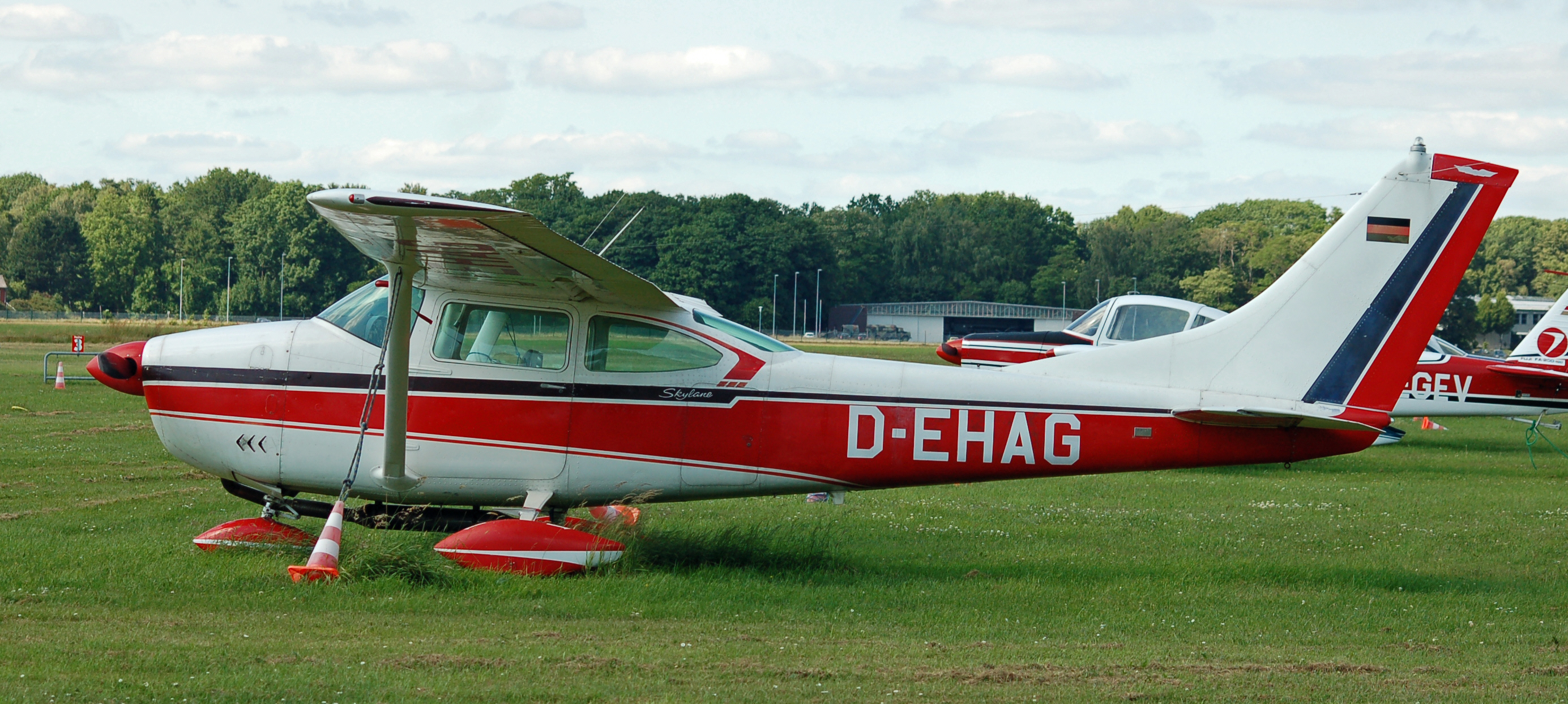 Cessna_182G_Skylane_(D-EHAG)_03.jpg